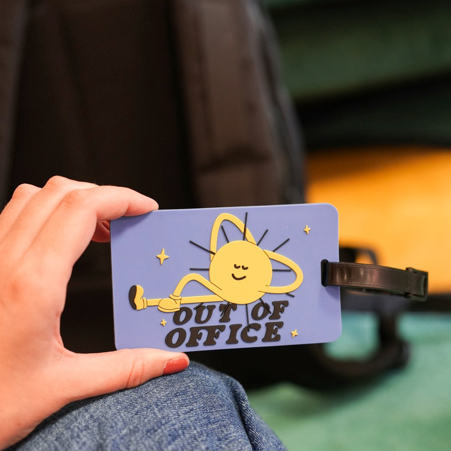 Étiquette de bagage avec motif coloré et boucle en cuir