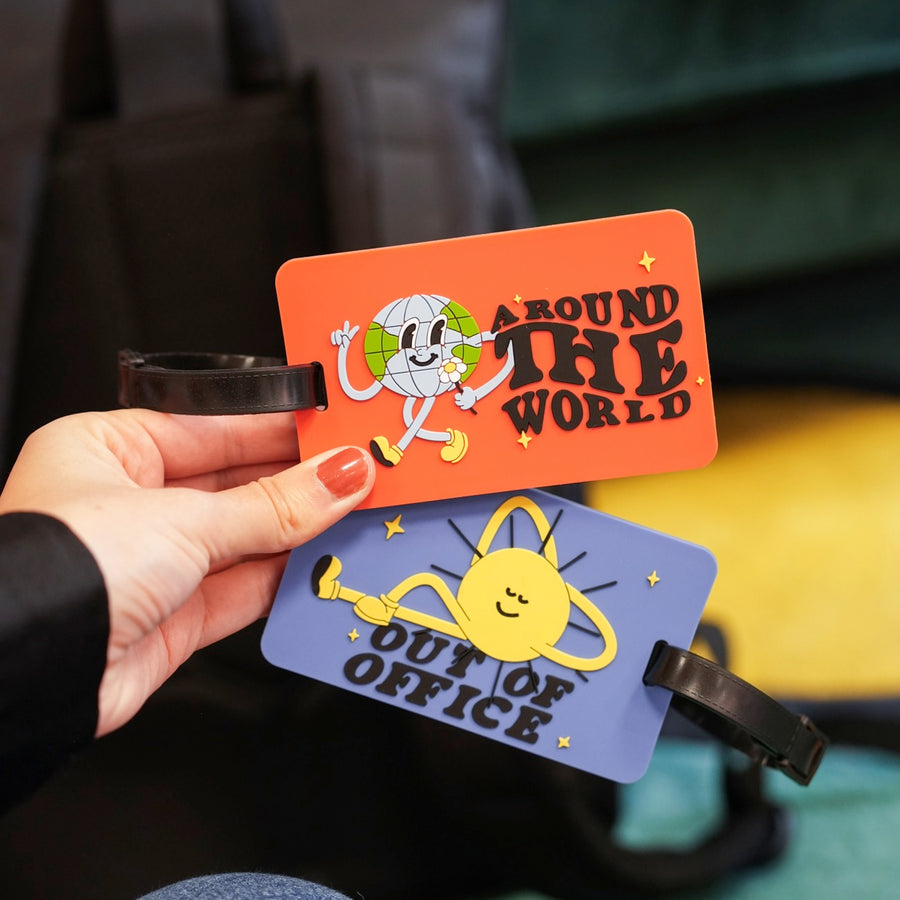 Étiquette de bagage avec motif coloré et boucle en cuir