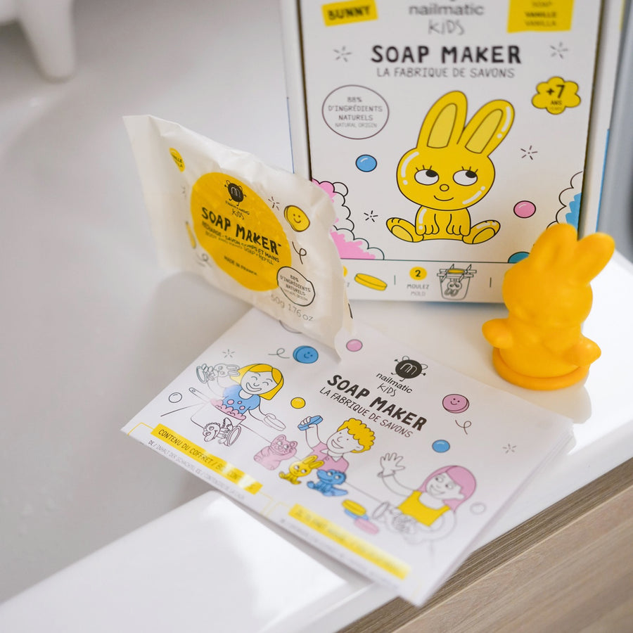 Kit DIY pour créer un savon en forme de lapin, vue de face.