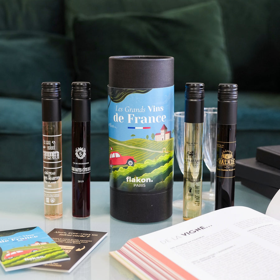 Coffret de dégustation avec flacons de vin en verre élégants.