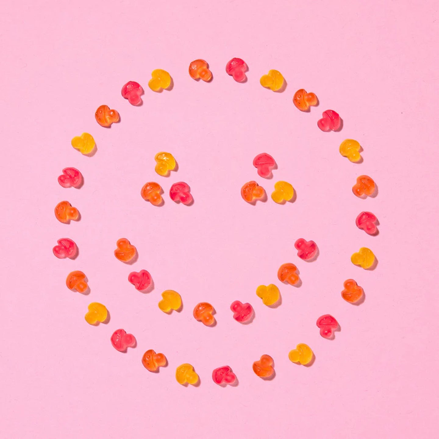 Bonbons vegan en forme de champignons avec texture gélifiée