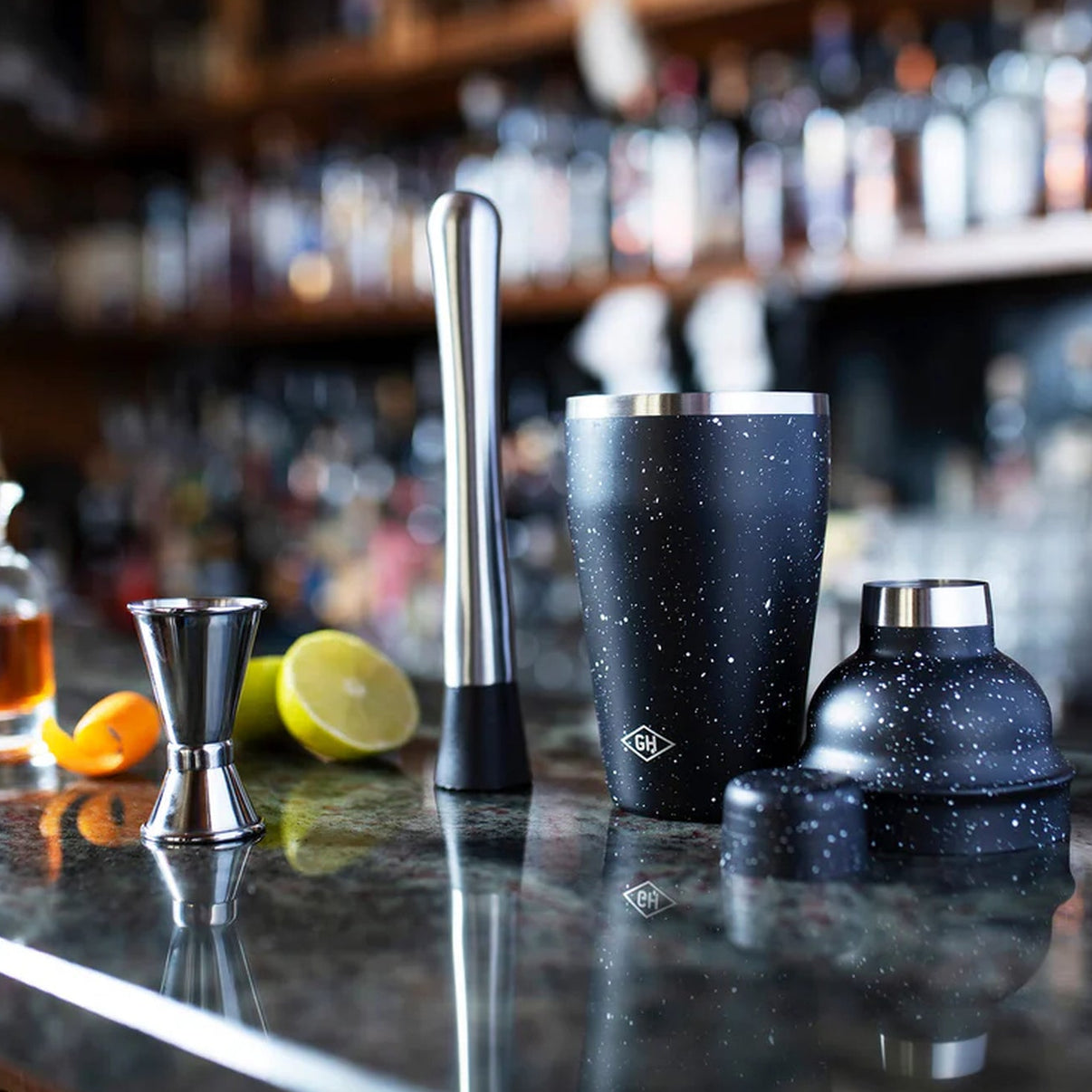 Kit de mixologie avec accessoires en métal sur fond clair