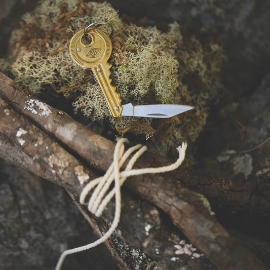 Couteau de poche en laiton avec forme de clé, vue latérale
