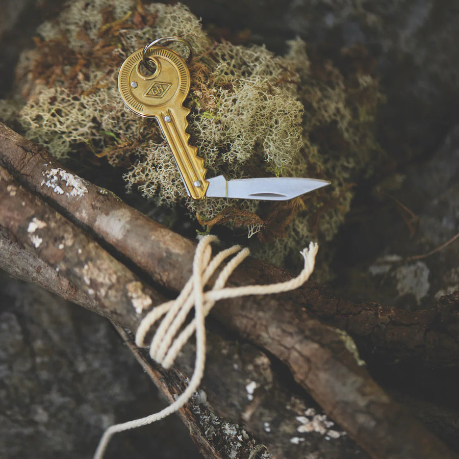 Couteau de poche en laiton avec forme de clé, vue latérale