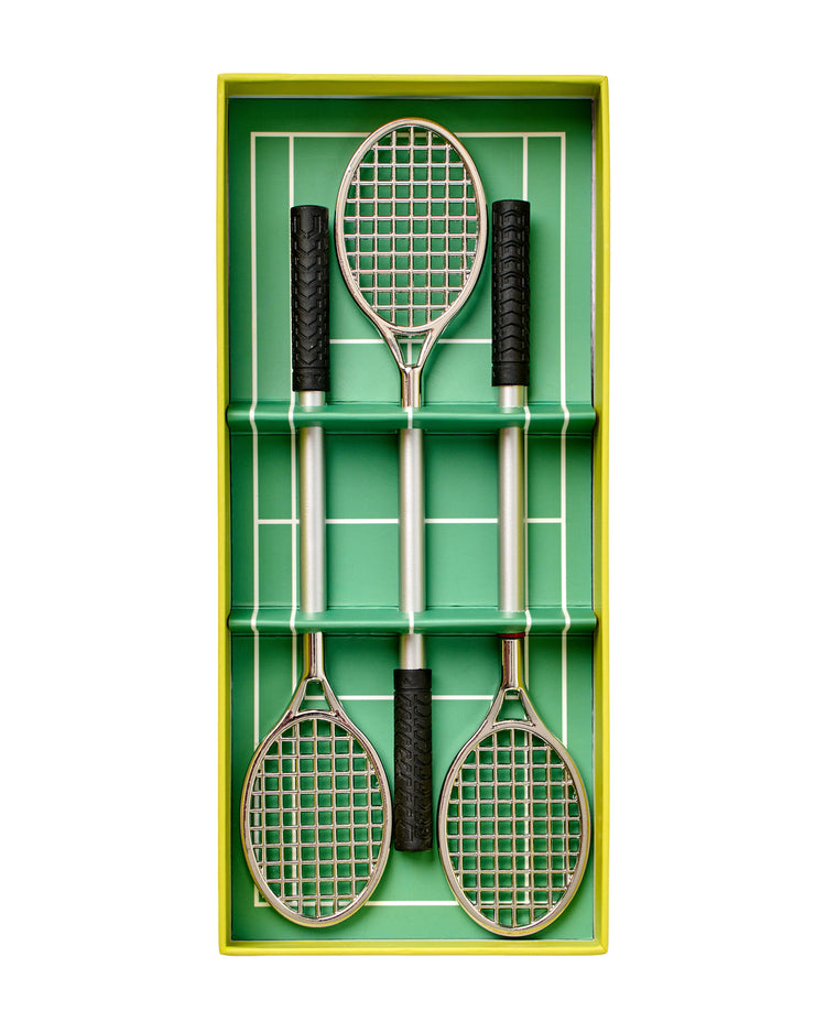 Trois stylos raquette de tennis avec détails de cordage