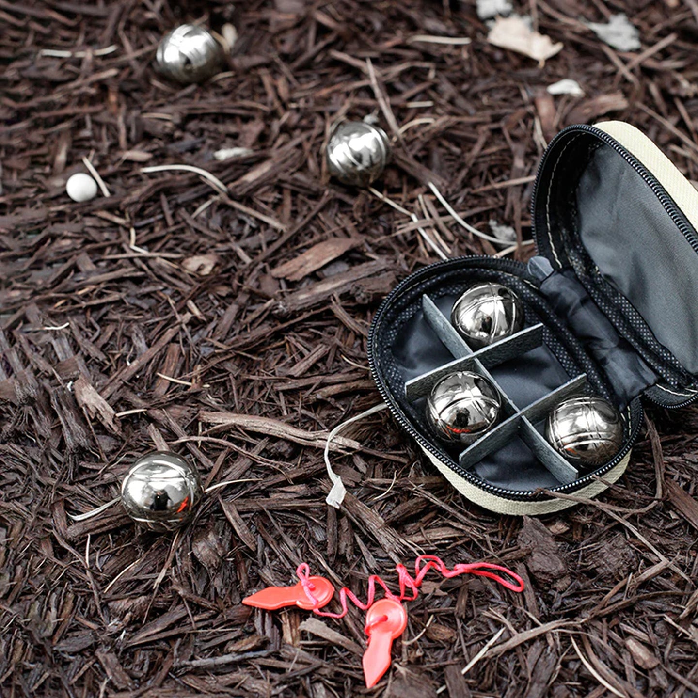 Mini boules lestées sur fond neutre, prêtes à jouer