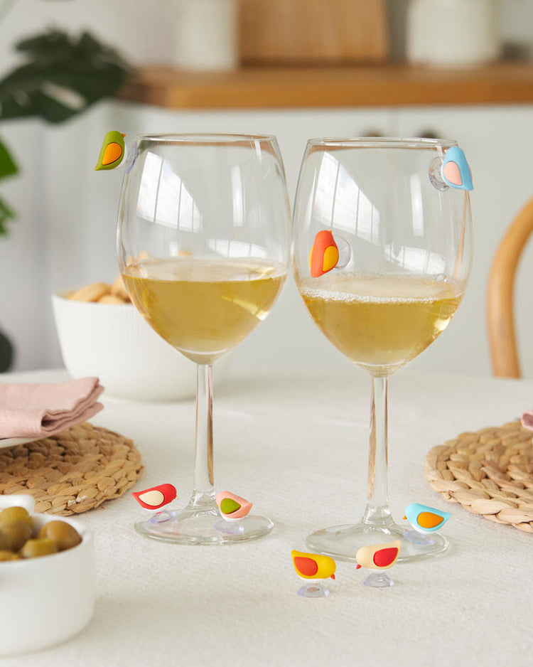 Marqueurs de verre Birdie colorés en forme d'oiseaux sur un verre