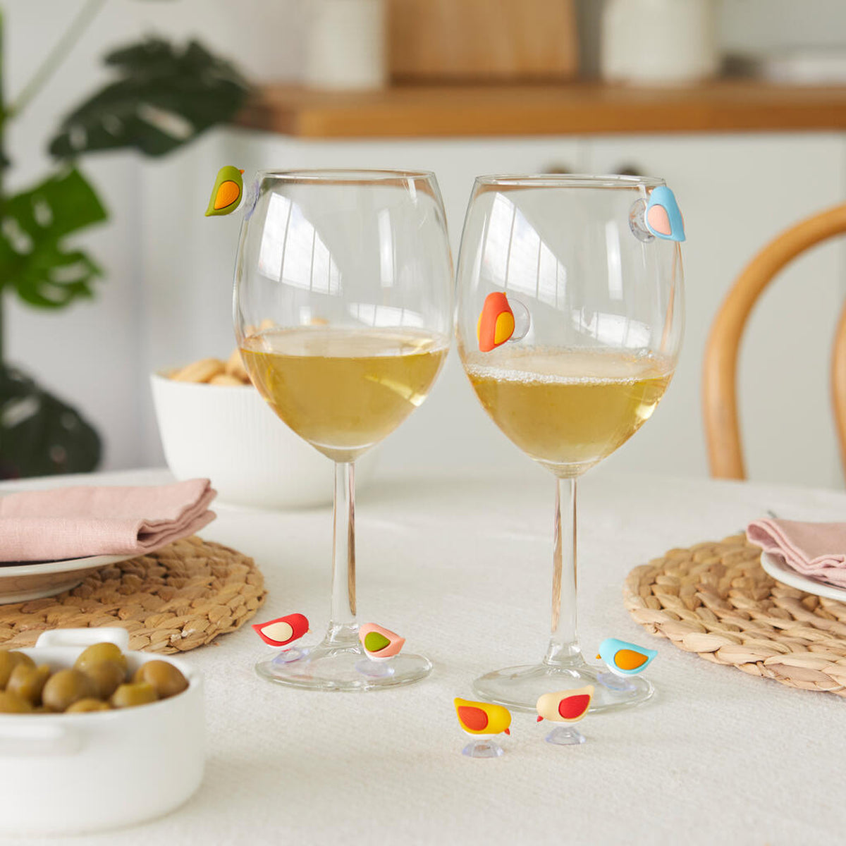 Marqueurs de verre Birdie colorés en forme d'oiseaux sur un verre