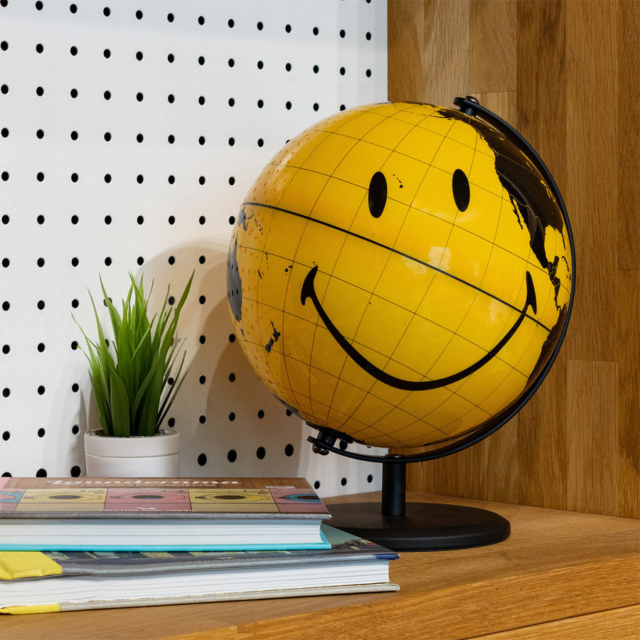 Globe terrestre Smiley avec motifs joyeux sur fond blanc