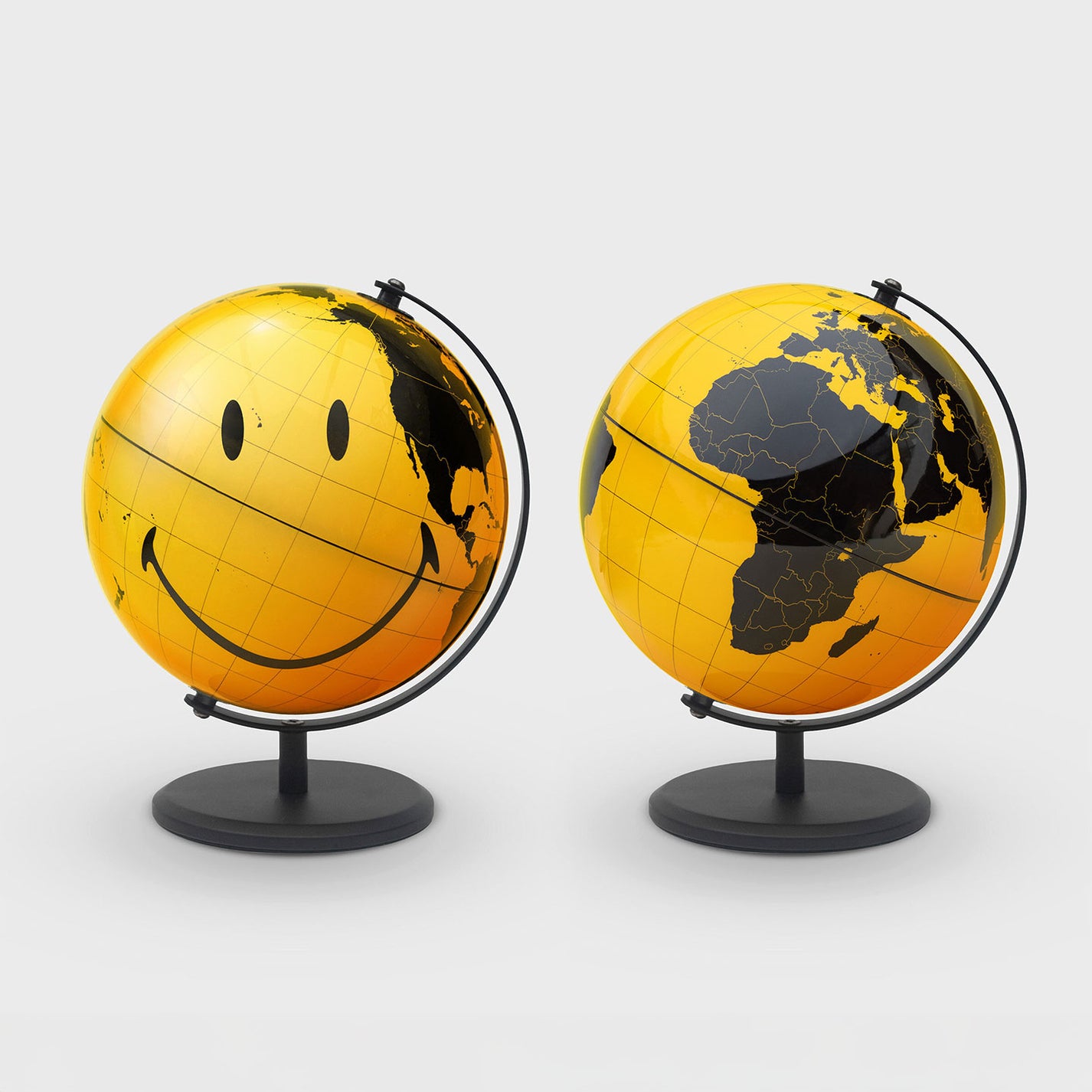 Globe terrestre Smiley avec motifs joyeux sur fond blanc