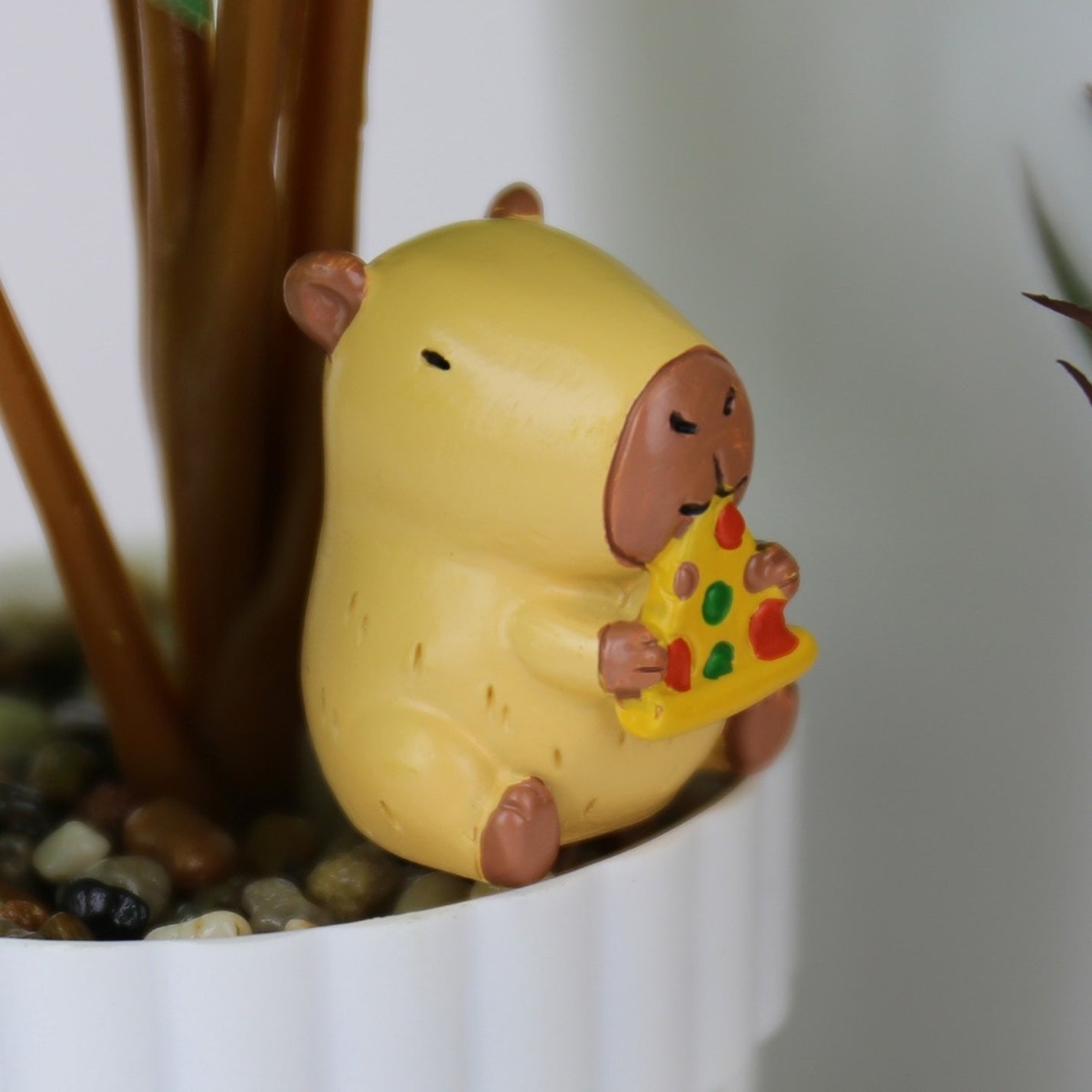 Planteur capybara autonome avec système d'auto-arrosage