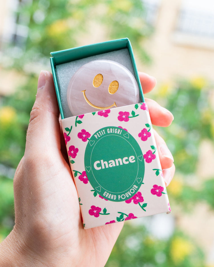 Grigri chance en Quartz rose avec sourire et écrin fleuri