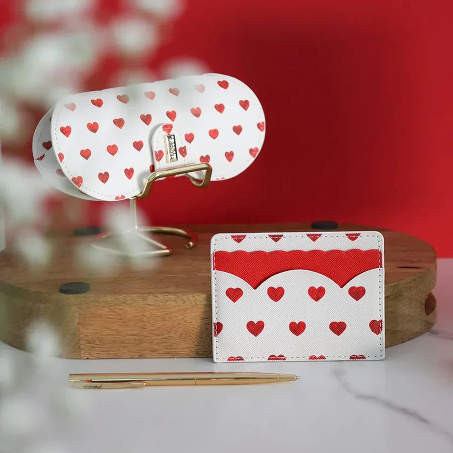 Porte-cartes avec motifs de cœurs rouges sur fond clair