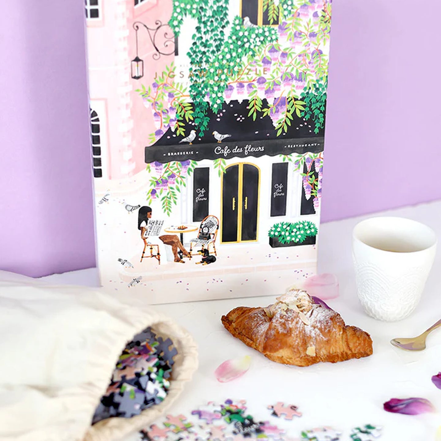 Puzzle représentant un café parisien avec des détails colorés