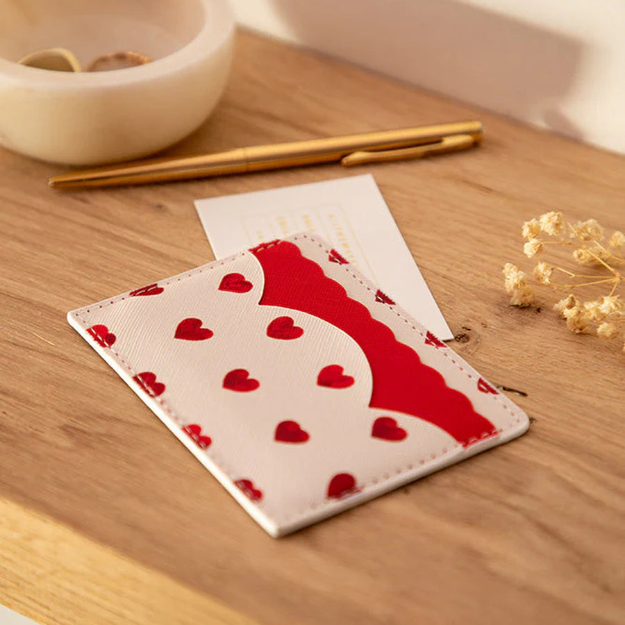 Porte-cartes en cuir avec motifs de cœurs rouges sur fond clair