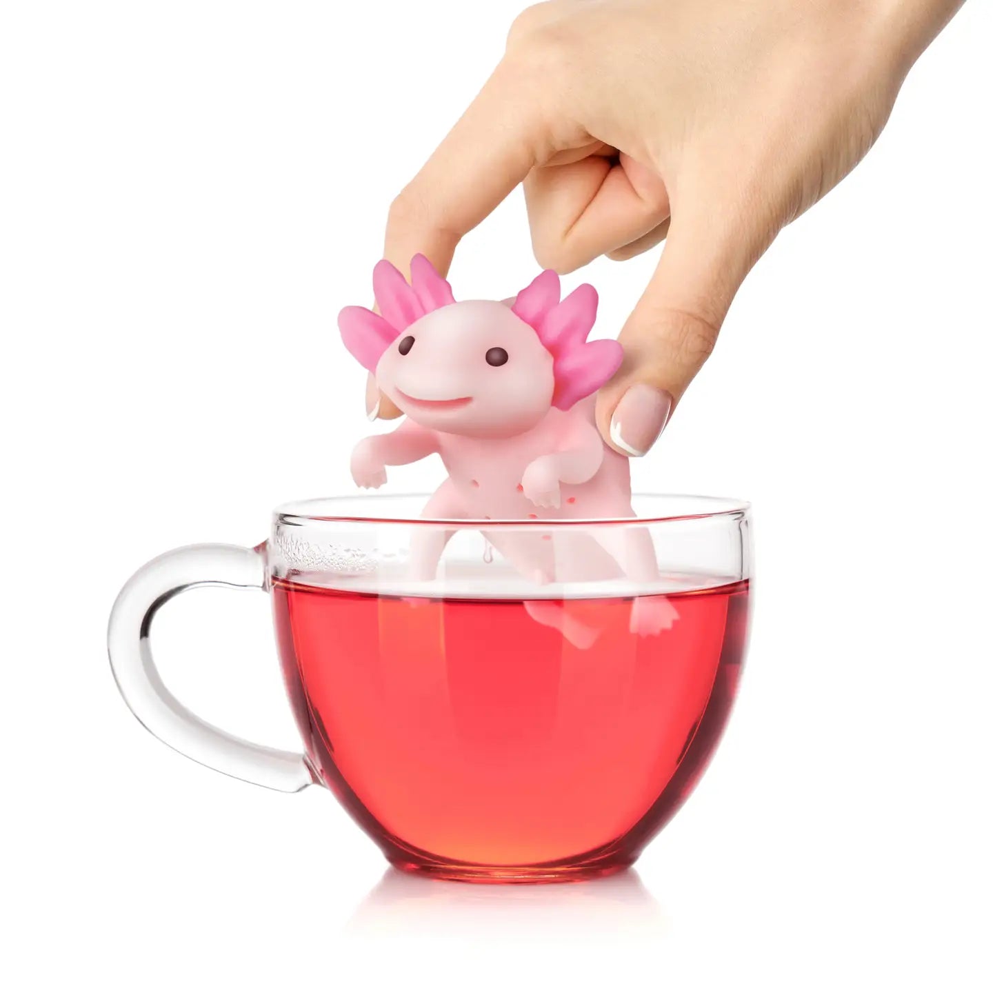 Infuseur à thé axolotl suspendu au bord d'une tasse