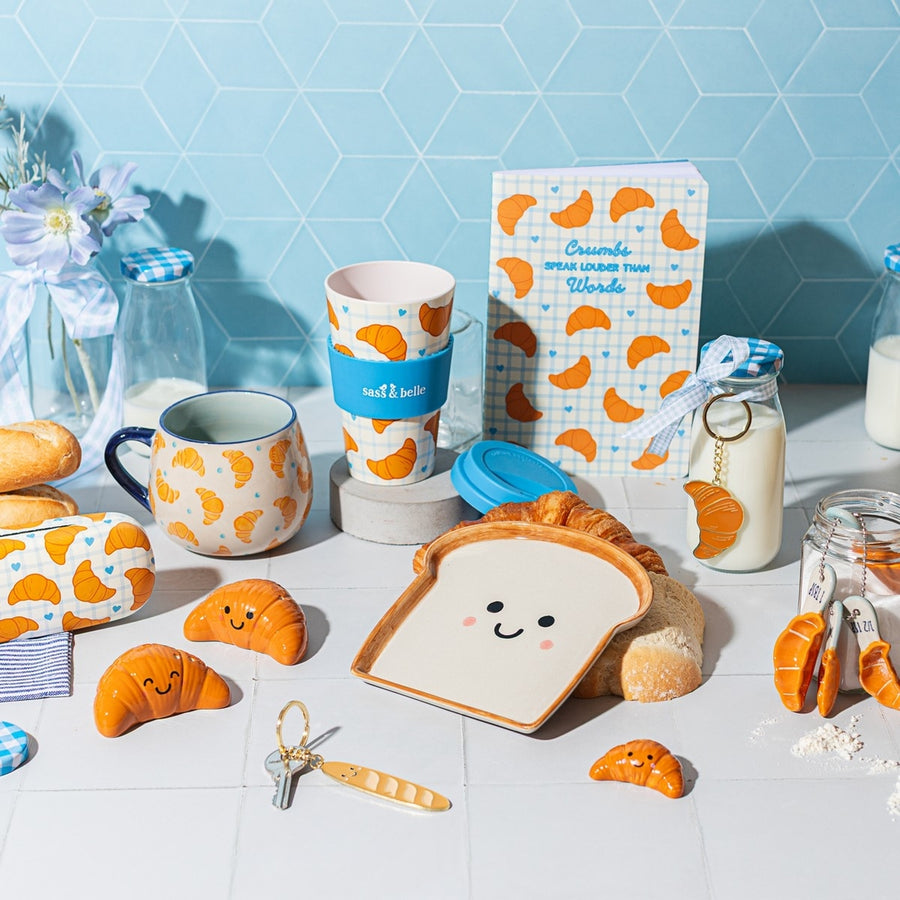 Salière et poivrière en croissants sur une table en bois