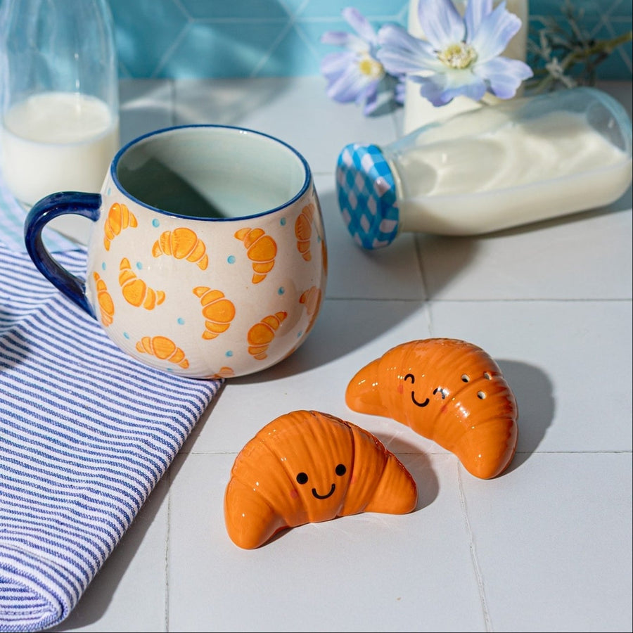 Salière et poivrière en forme de croissants sur une table