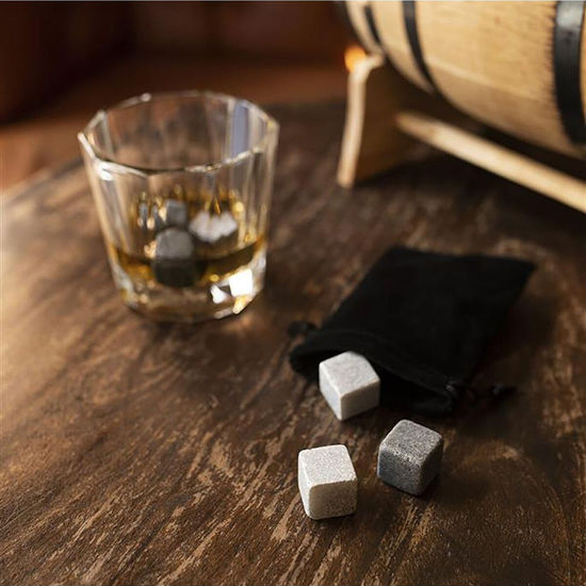 Pierres à whisky en forme de cubes, texture lisse et froide