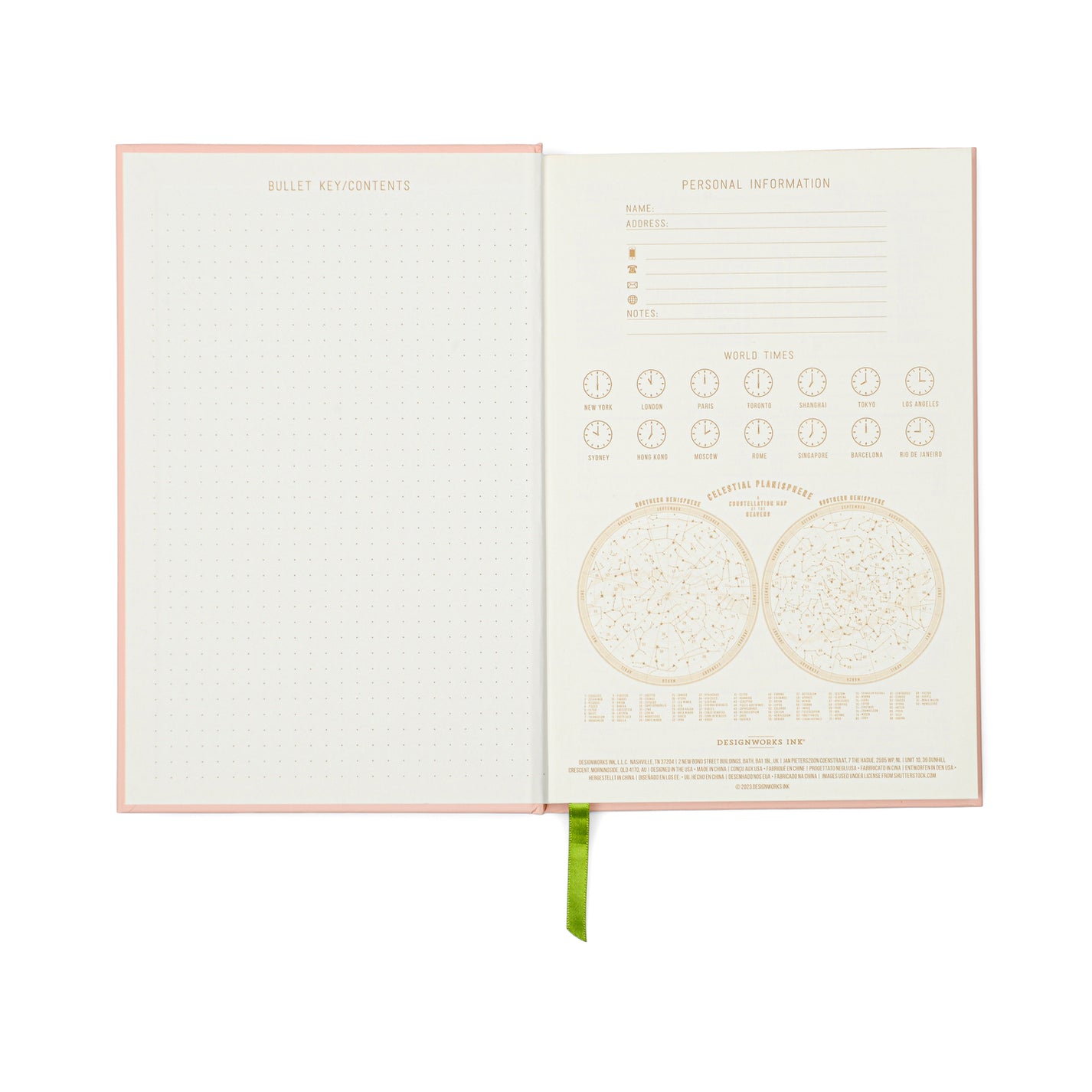 Carnet avec motif soleil sur fond hot pink, ouvert sur une table