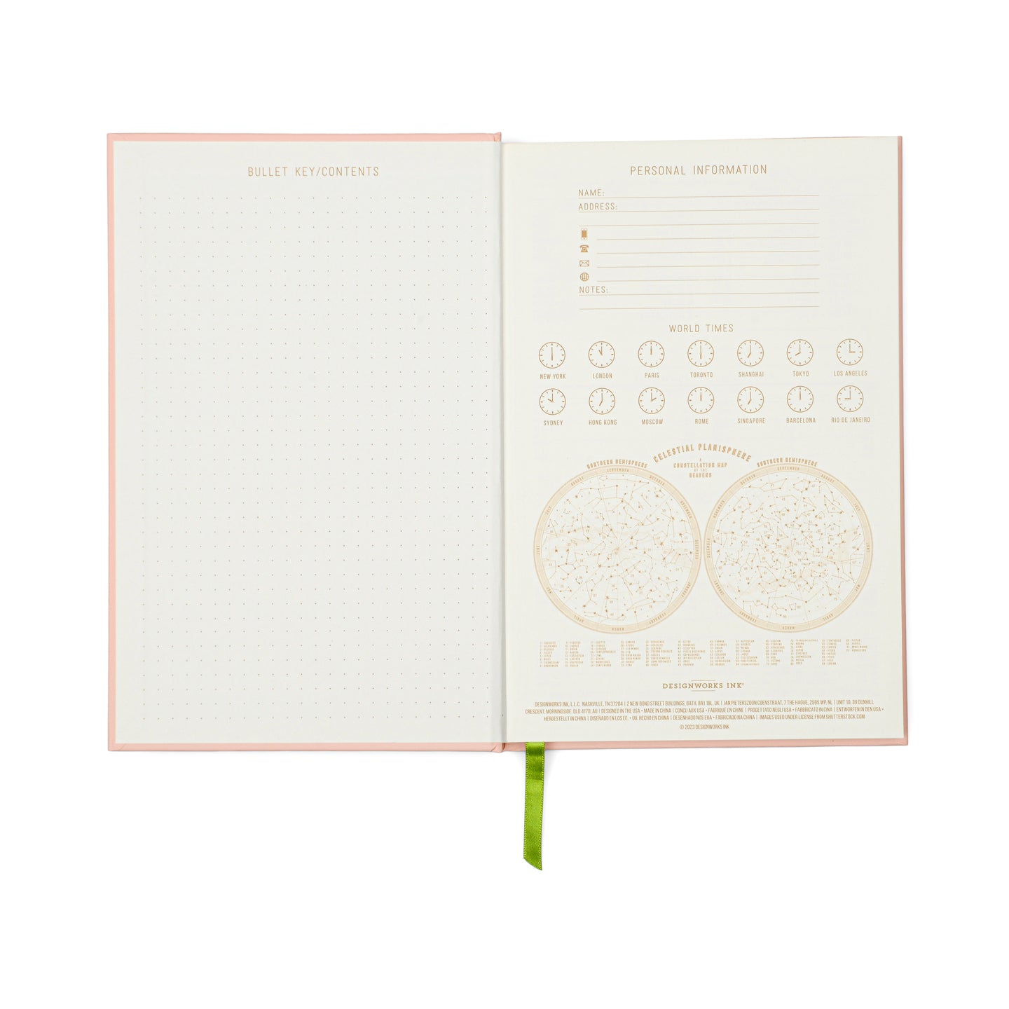Carnet avec motif soleil sur fond hot pink, ouvert sur une table