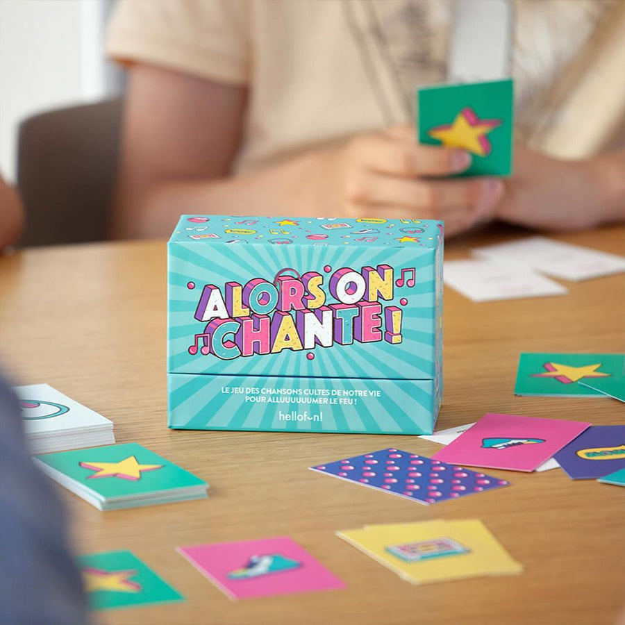 Boîte du jeu de karaoké avec des notes de musique colorées.