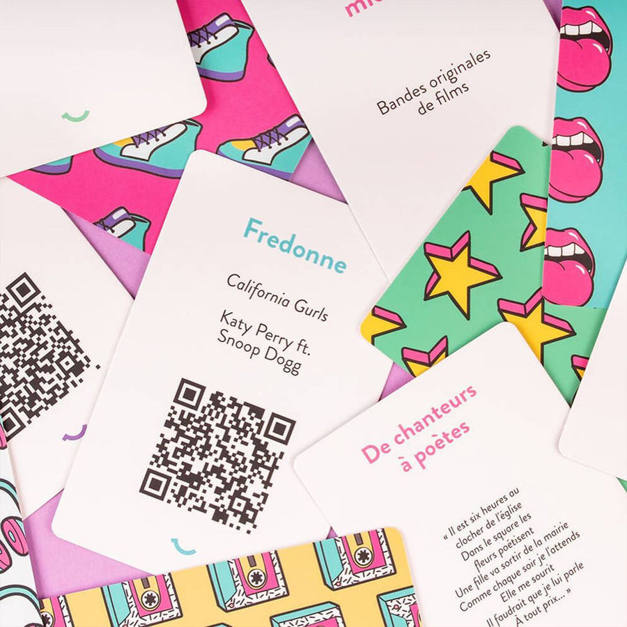 Boîte du jeu de karaoké avec des notes de musique colorées.