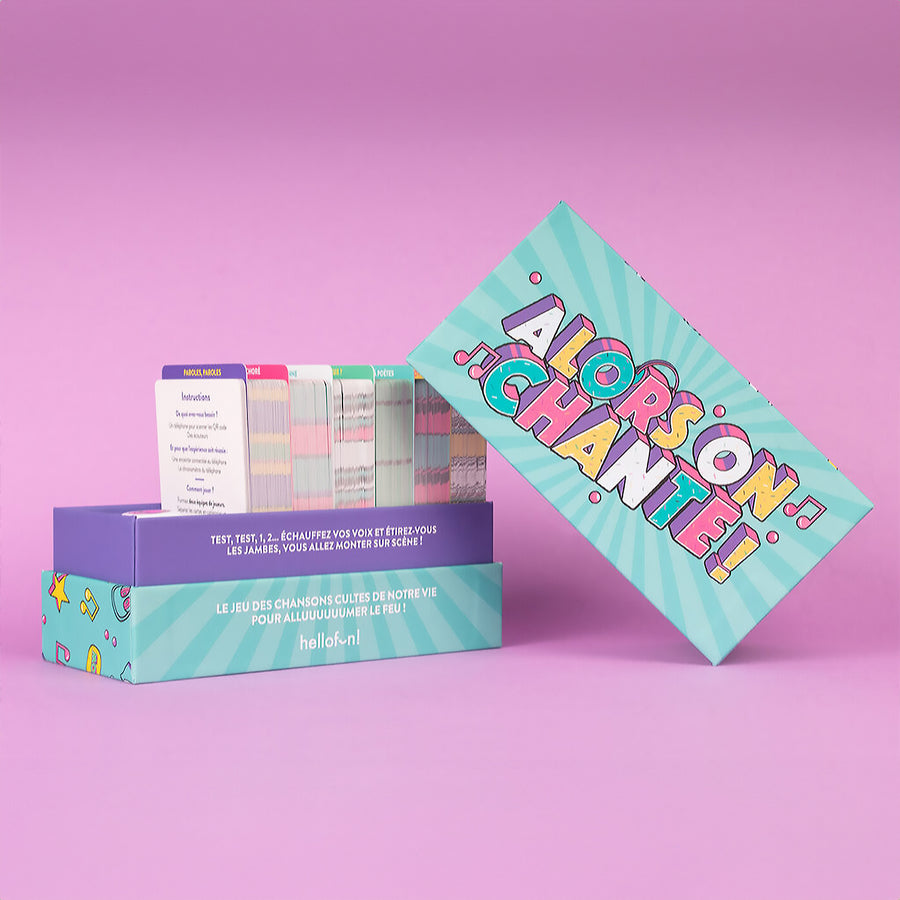 Boîte du jeu de karaoké avec des notes de musique colorées.