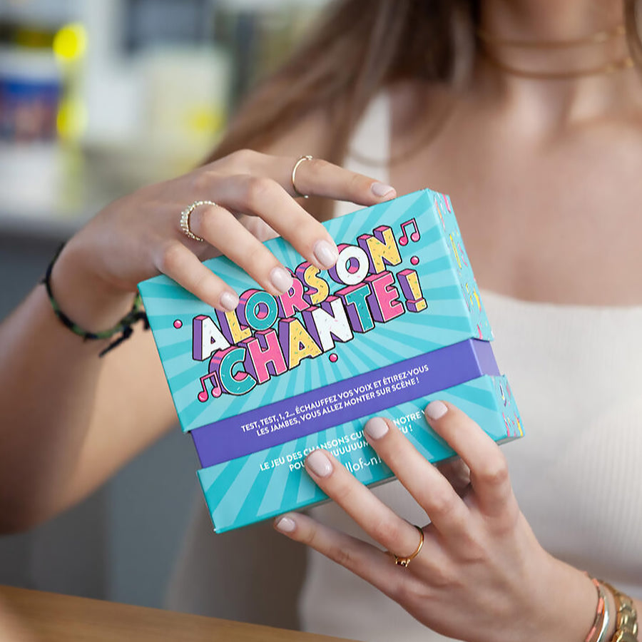 Boîte du jeu de karaoké avec des notes de musique colorées.