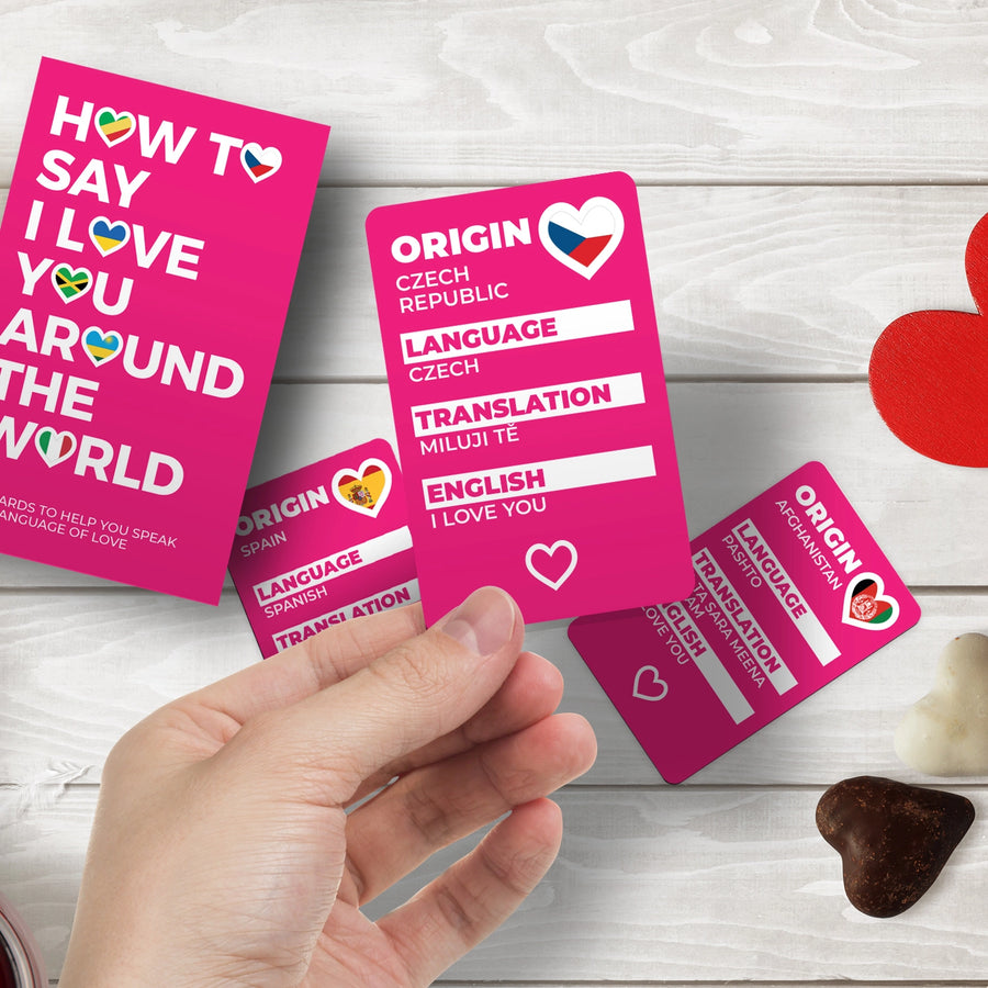 Jeu de cartes coloré sur fond blanc, avec des phrases d'amour