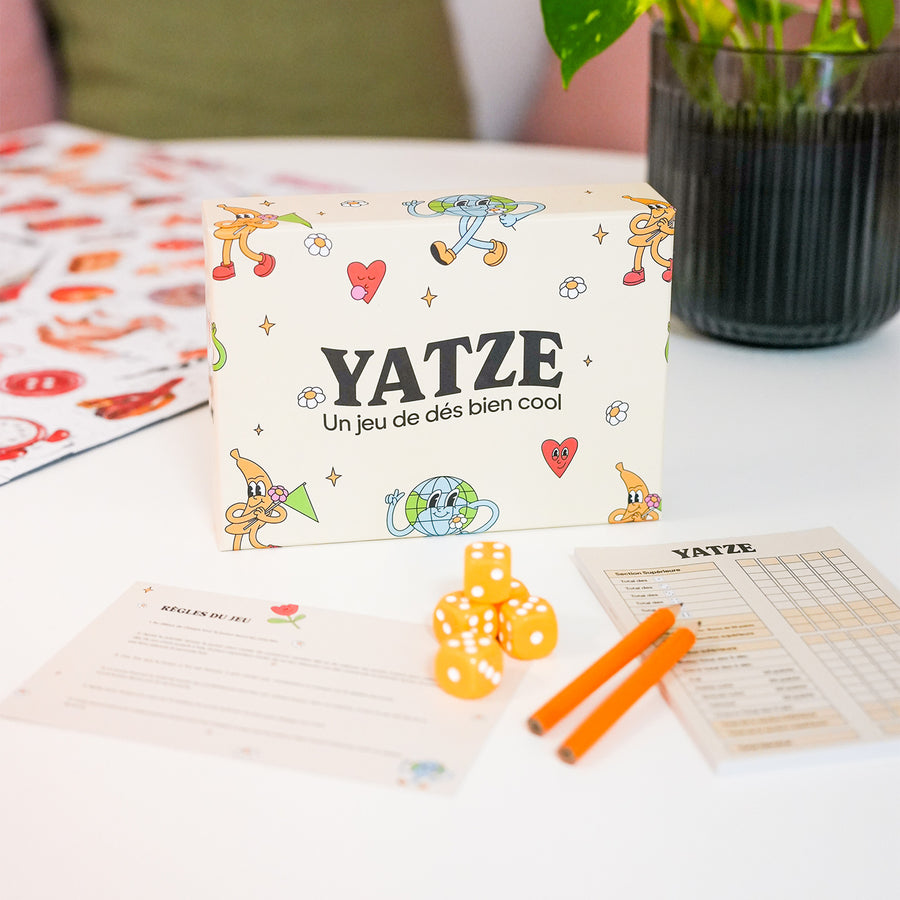 Boîte de jeu de Yahtzee avec dés colorés en vue de dessus.