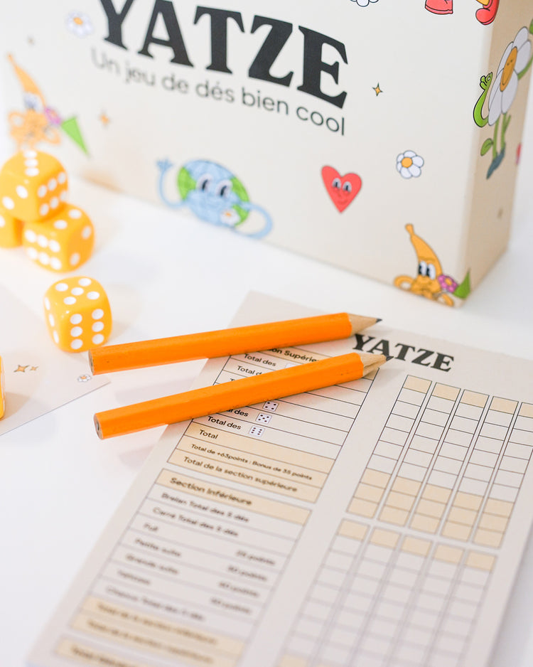 Boîte de jeu de Yahtzee avec dés colorés en vue de dessus.