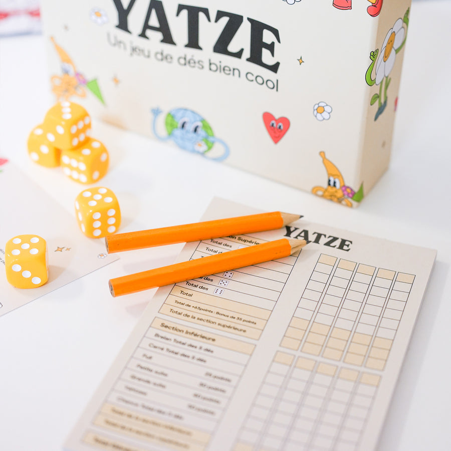 Boîte de jeu de Yahtzee avec dés colorés en vue de dessus.