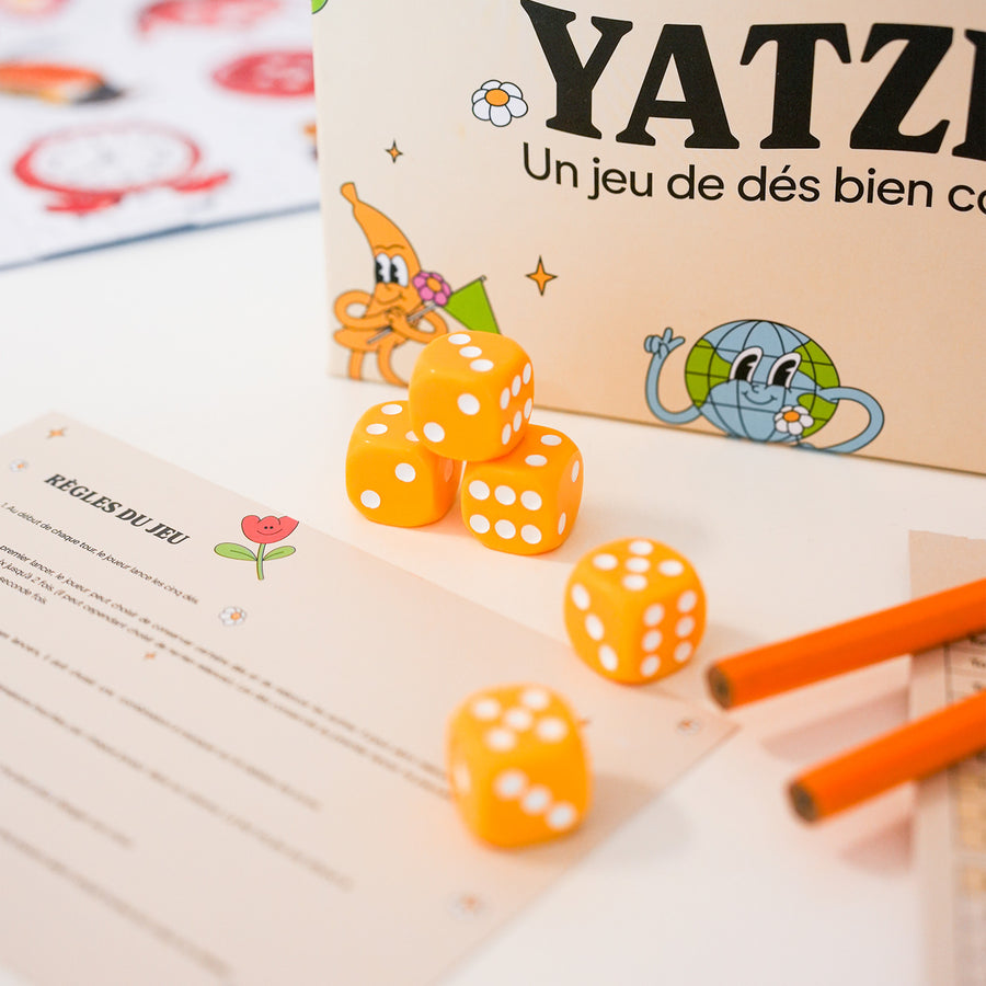 Boîte de jeu de Yahtzee avec dés colorés en vue de dessus.