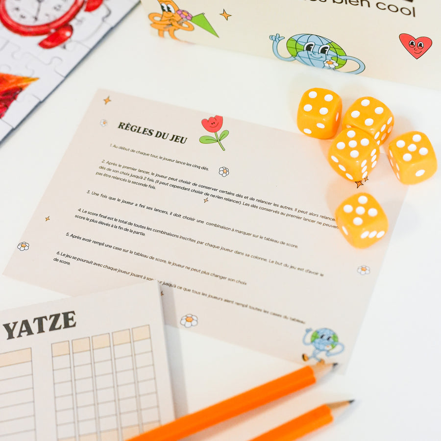 Boîte de jeu de Yahtzee avec dés colorés en vue de dessus.