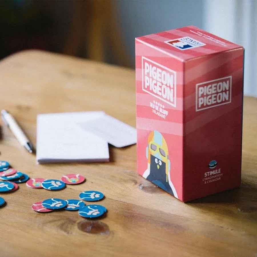 Boîte colorée du jeu Pigeon Pigeon avec illustrations humoristiques.