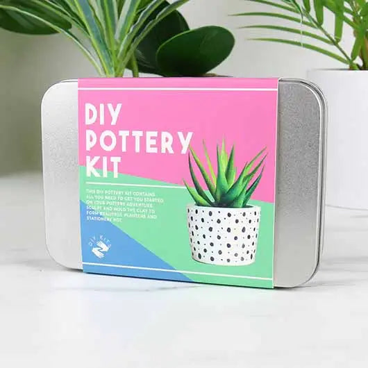 Kit DIY poterie avec outils et argile sur fond neutre