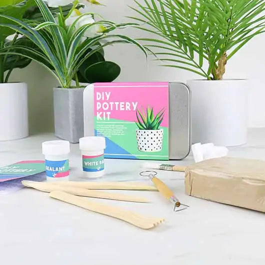 Kit DIY poterie avec outils et argile sur fond neutre