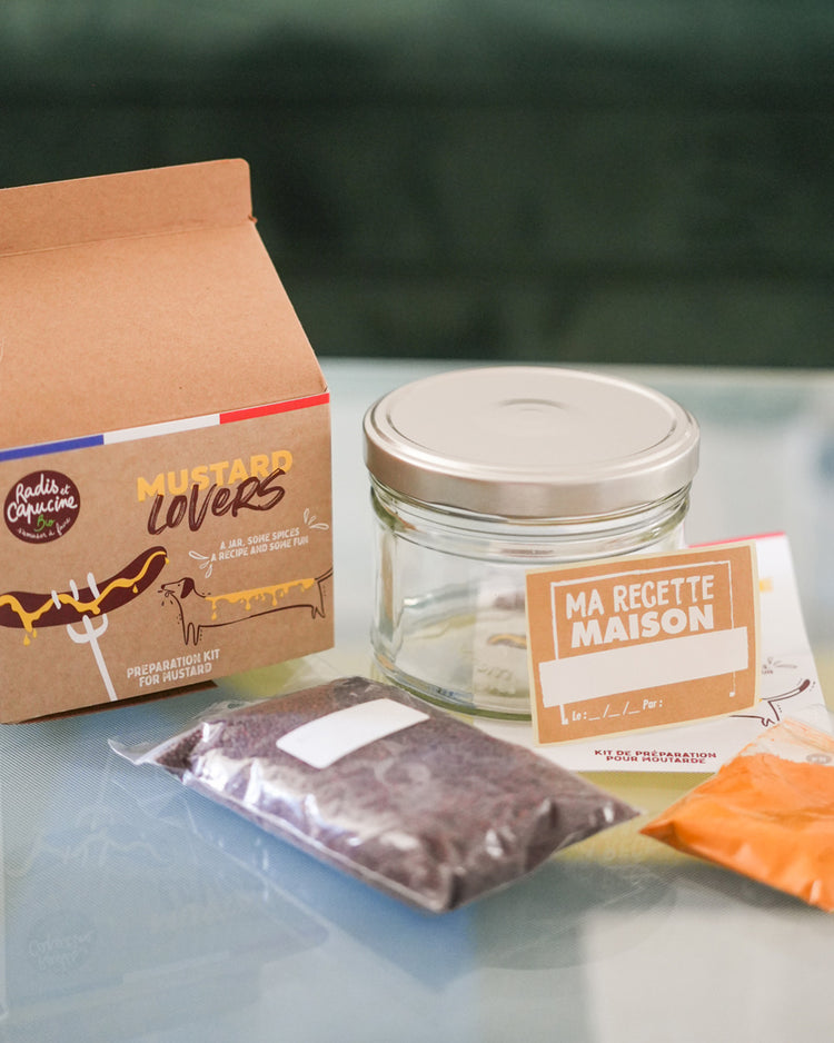 Kit DIY pour moutarde avec épices bio sur fond clair