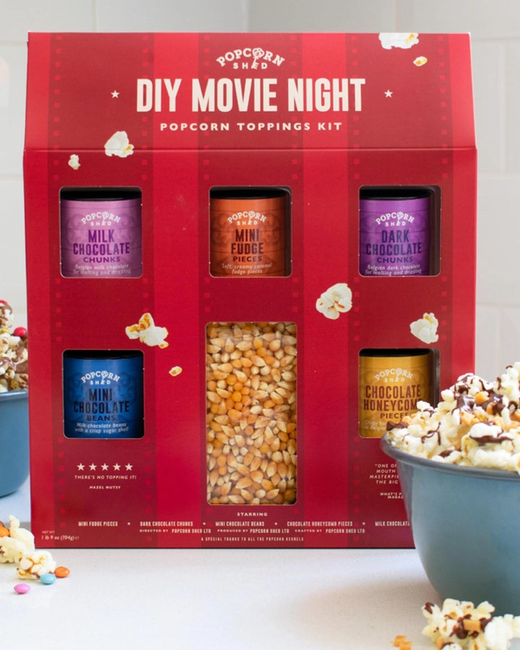 Kit de pop corn avec garnitures colorées sur fond neutre