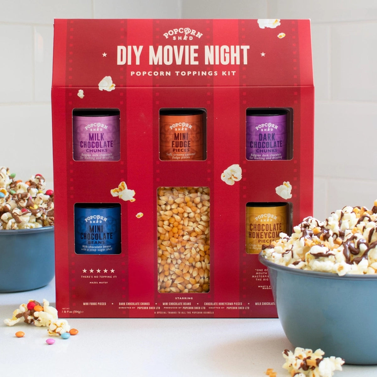 Kit de pop corn avec garnitures colorées sur fond neutre