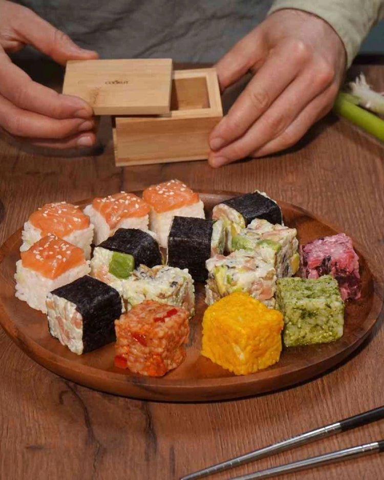 Kit Sushi Cube avec cubes de riz bien formés sur fond clair