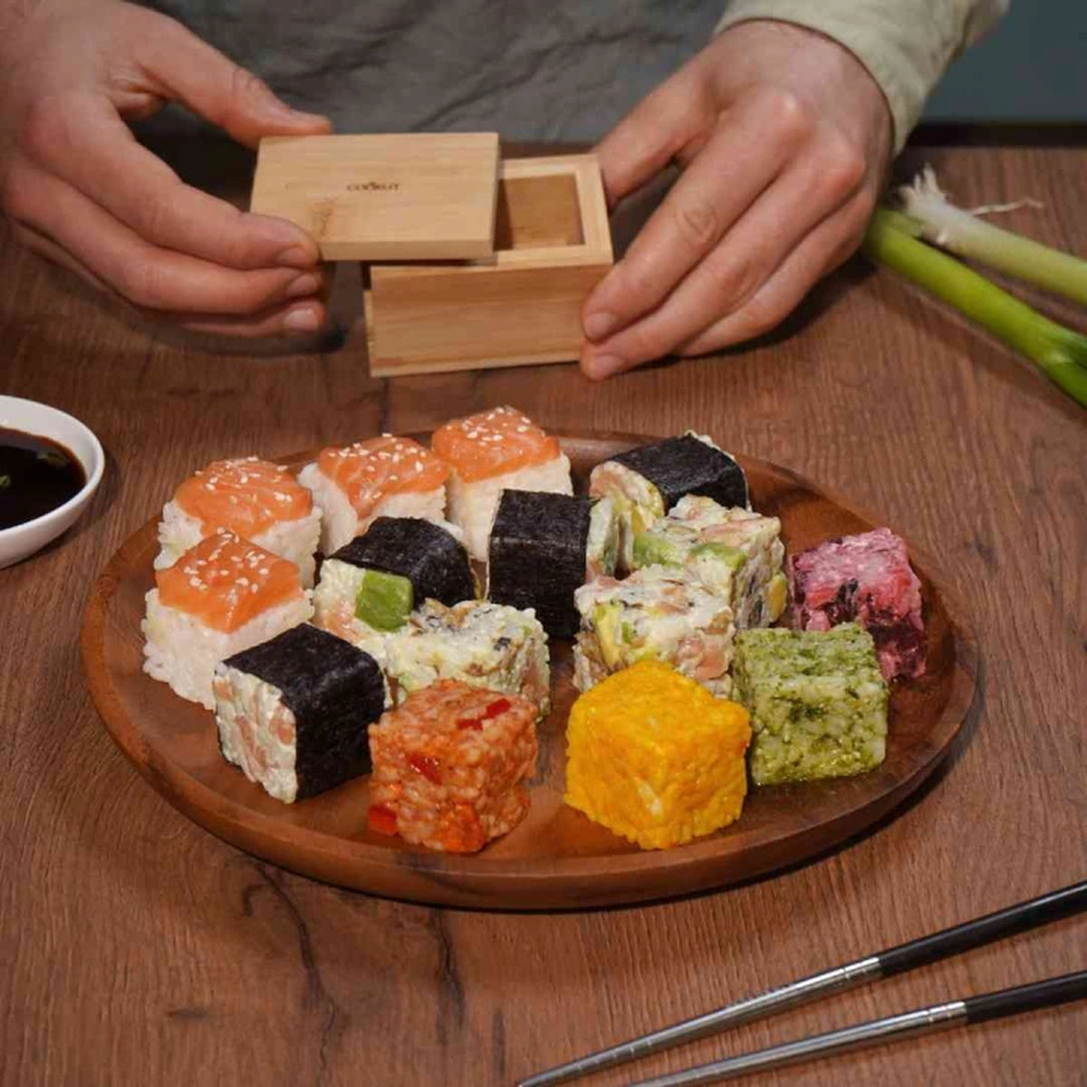 Kit Sushi Cube avec cubes de riz bien formés sur fond clair