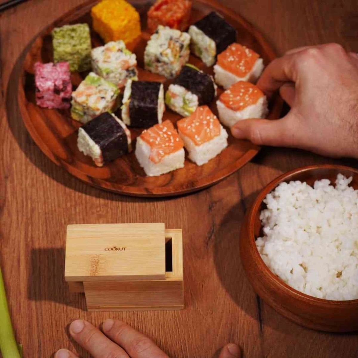 Kit Sushi Cube avec cubes de riz garnis sur fond clair