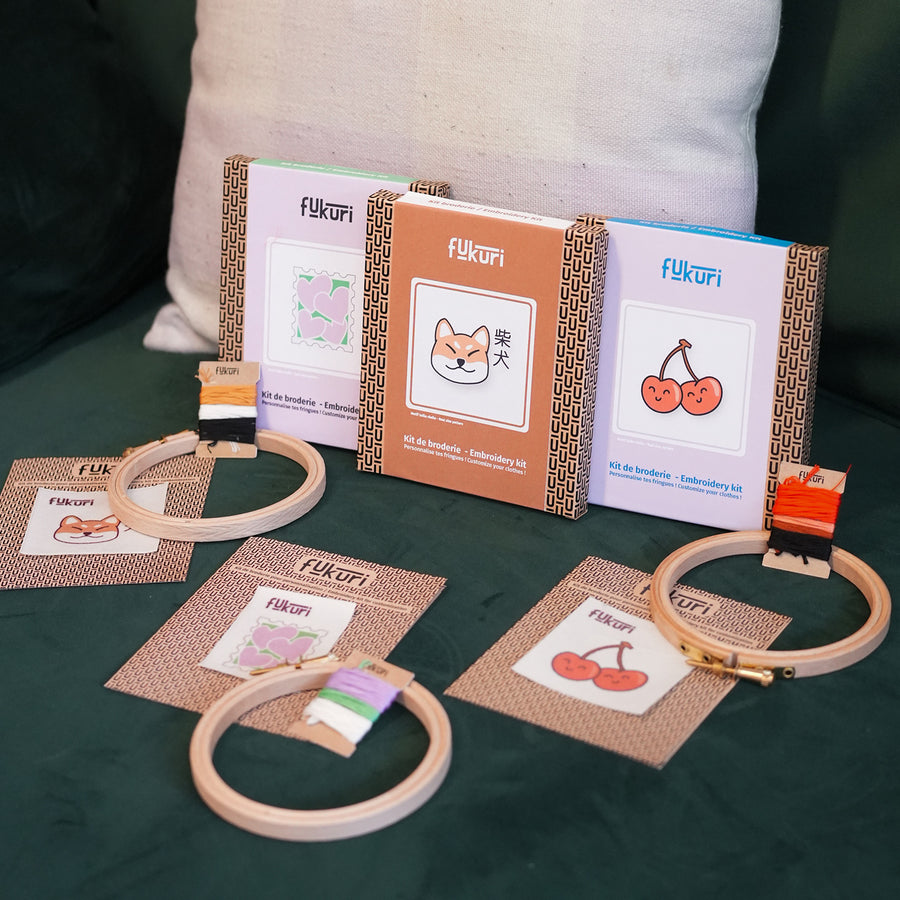 Coffret de broderie Kawaii avec motifs colorés et outils inclus.