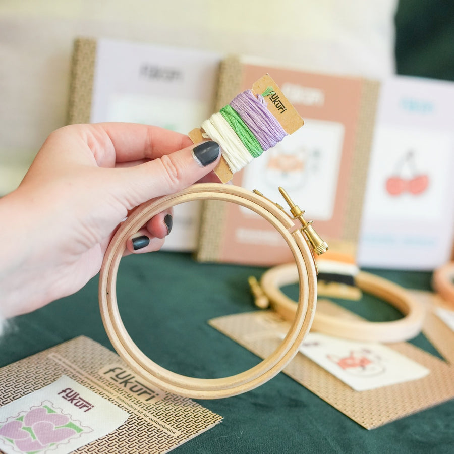 Coffret de broderie Kawaii avec motifs colorés et outils inclus.