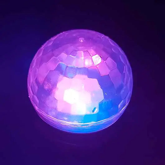Lampe disco projetant des lumières colorées dans une baignoire