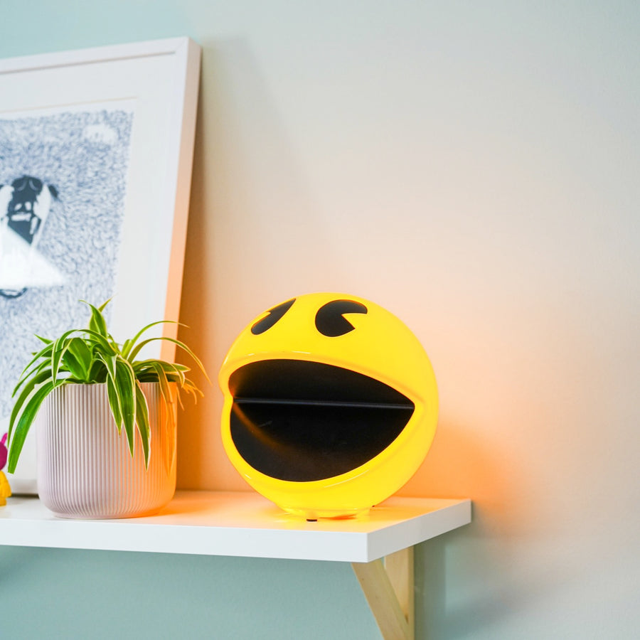 Lampe Pac-Man avec télécommande, vue de face et éclairage allumé.