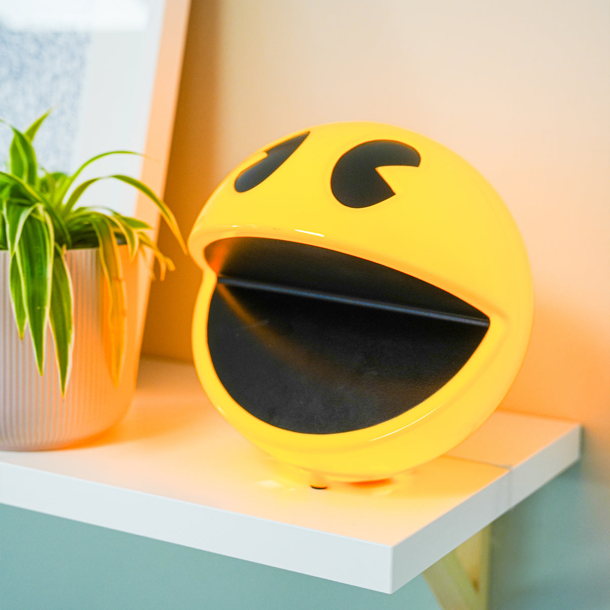 Lampe Pac-Man avec télécommande, vue de côté, éclairage doux.