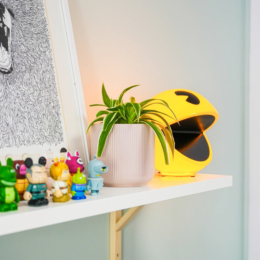 Lampe Pac-Man avec télécommande, vue de face et éclairage allumé.